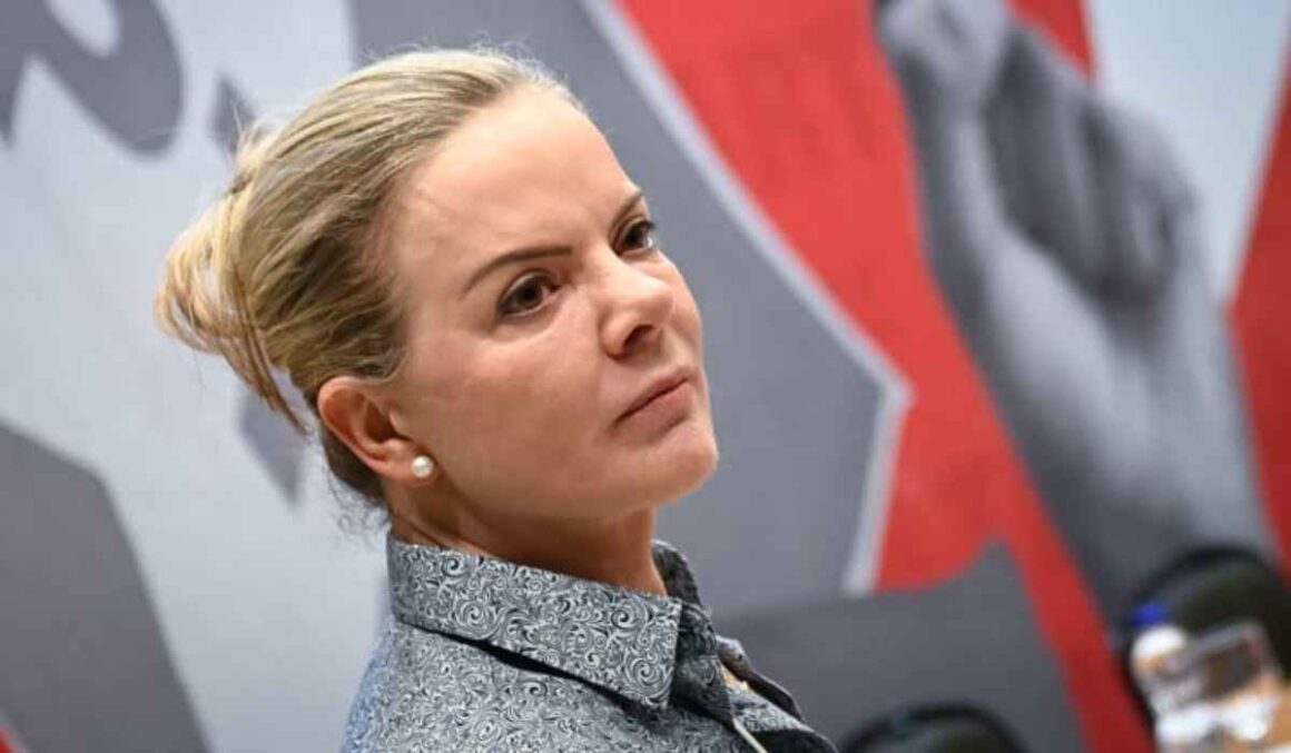 "Fraudar a Justiça é método entre bolsonaristas", diz Gleisi Hoffmann