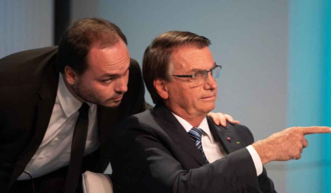 Bolsonaro pretende lançar Carlos a senador por Santa Catarina