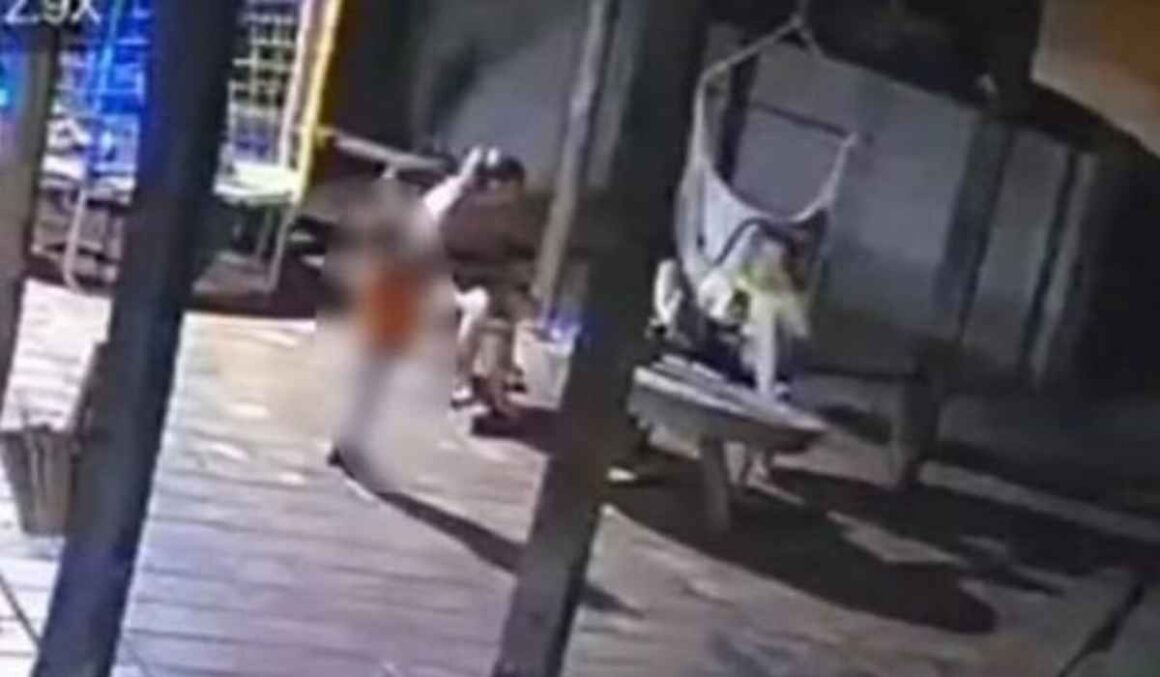 VÍDEO: Criança de 2 anos pega arma do pai, atira e mata a mãe