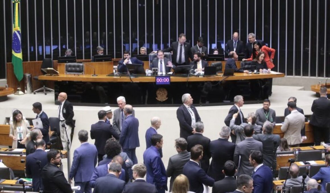 Plenário pode votar hoje projeto que reforça medida protetiva em caso de aproximação do agressor