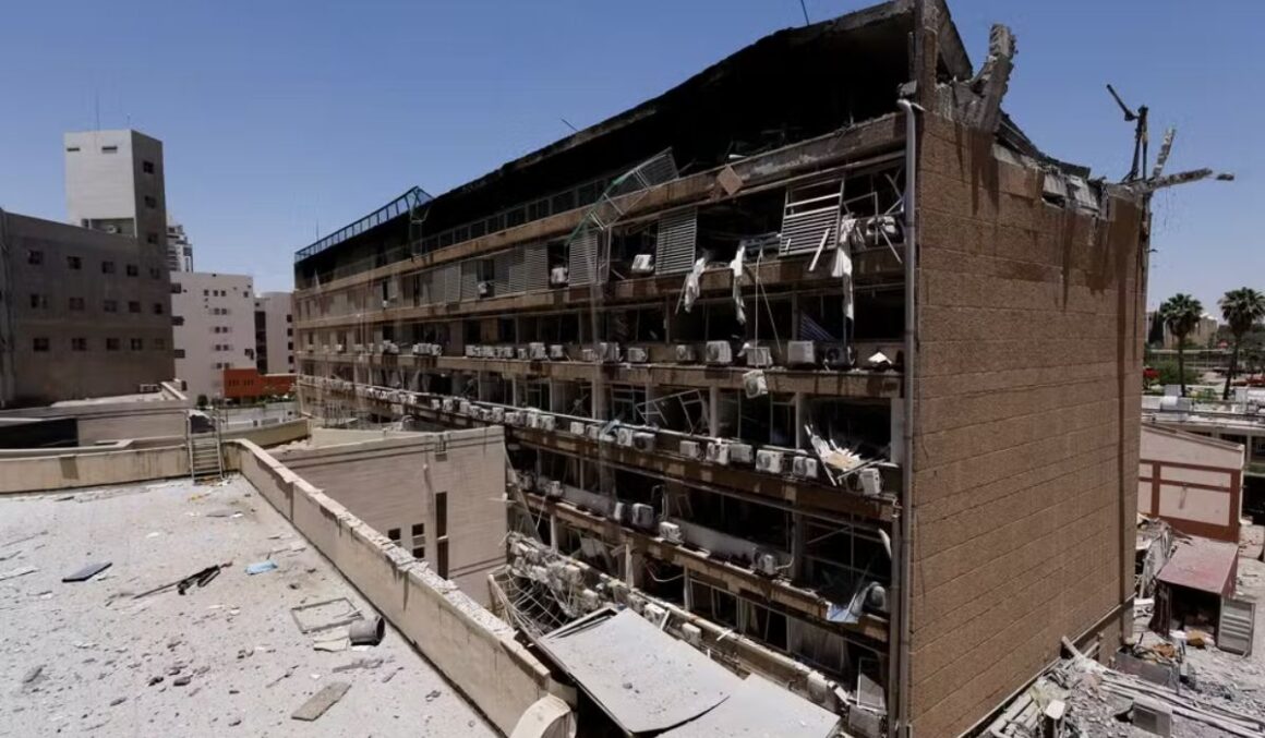 Israel e Irã trocam ataques; hospital é atingido e cresce temor de escalada nuclear