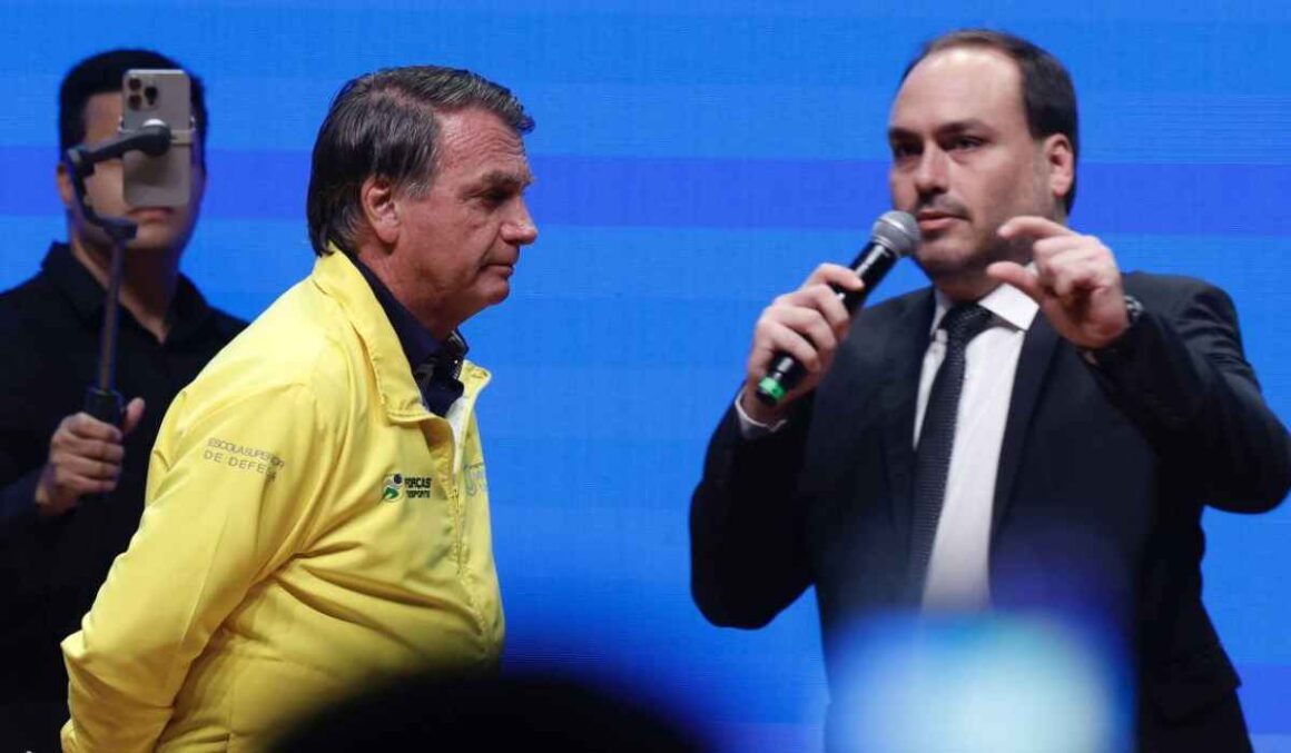 PF diz que Jair Bolsonaro e Carlos eram chefes da Abin paralela