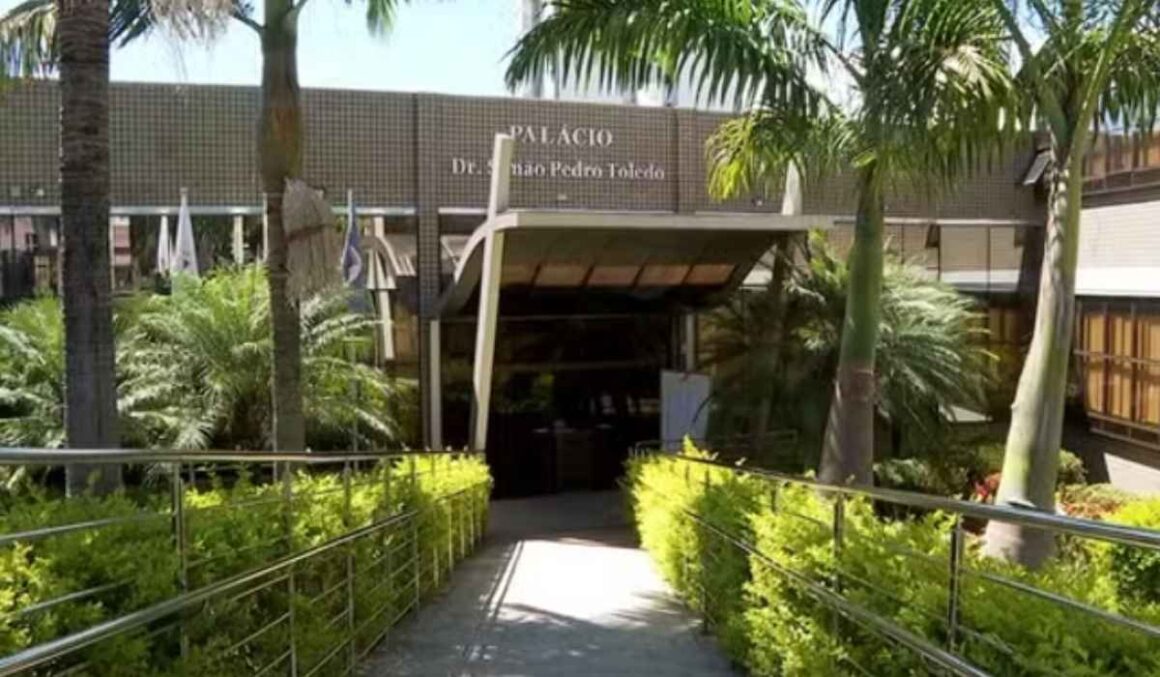 Vereadores votam por engano no “sim” e acabam reduzindo cargos em Pouso Alegre