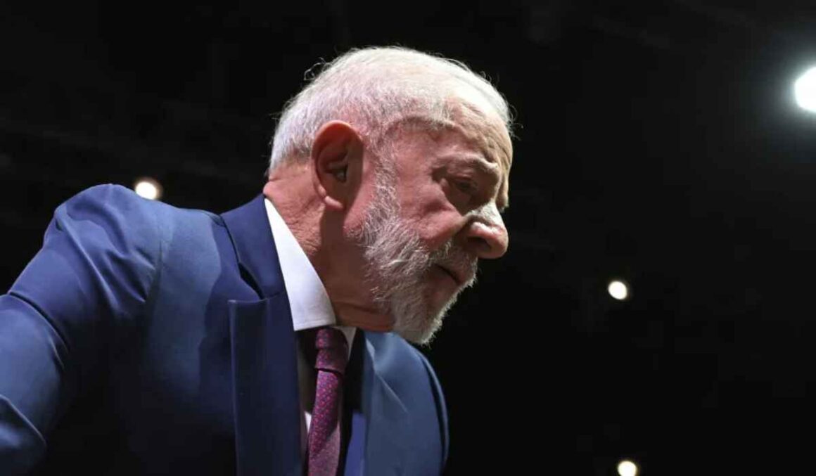 Lula anuncia crédito para entregadores comprarem motos elétricas