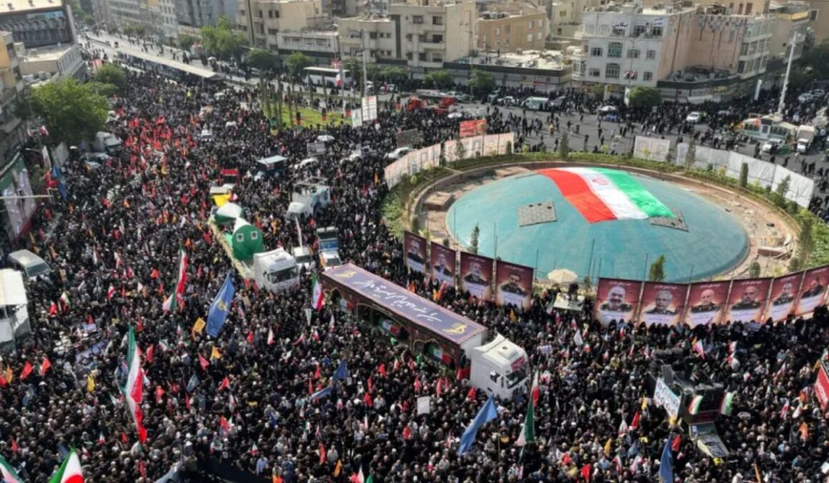 Irã Realiza Funeral de Estado para Comandantes Mortos em Ataques de Israel