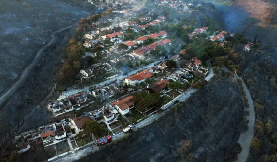Turquia combate incêndios florestais em Izmir pelo segundo dia; áreas são evacuadas