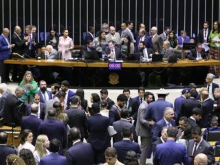 Câmara dos Deputados vota hoje projetos sobre calamidade pública, violência contra a mulher, queimadas e milhas aéreas