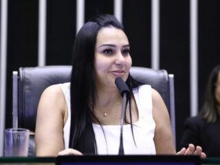 Projeto obriga plataformas digitais a alertar sobre riscos de vício em conteúdo adulto