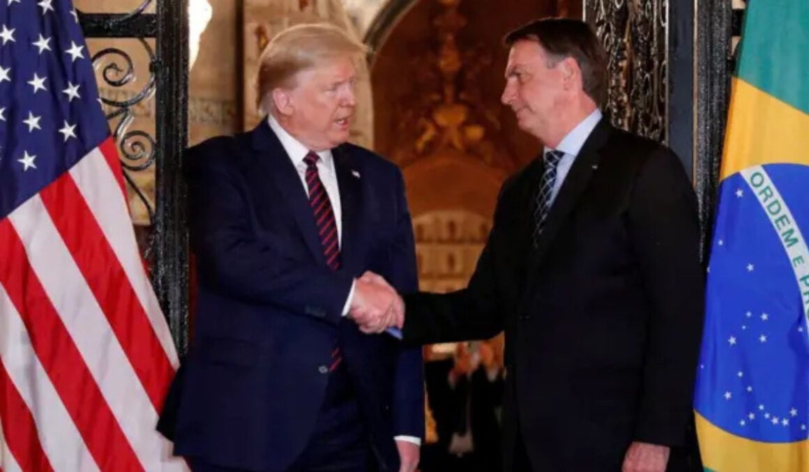 Bolsonaro Classifica como "Lamentável" Crítica de Mourão a Tarifas de Trump