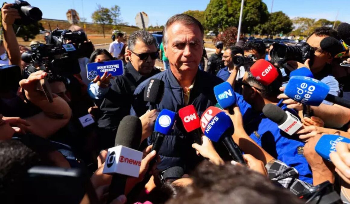 Após operação da PF, estrategista de Trump manifesta apoio a Bolsonaro.