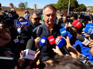 Após operação da PF, estrategista de Trump manifesta apoio a Bolsonaro.