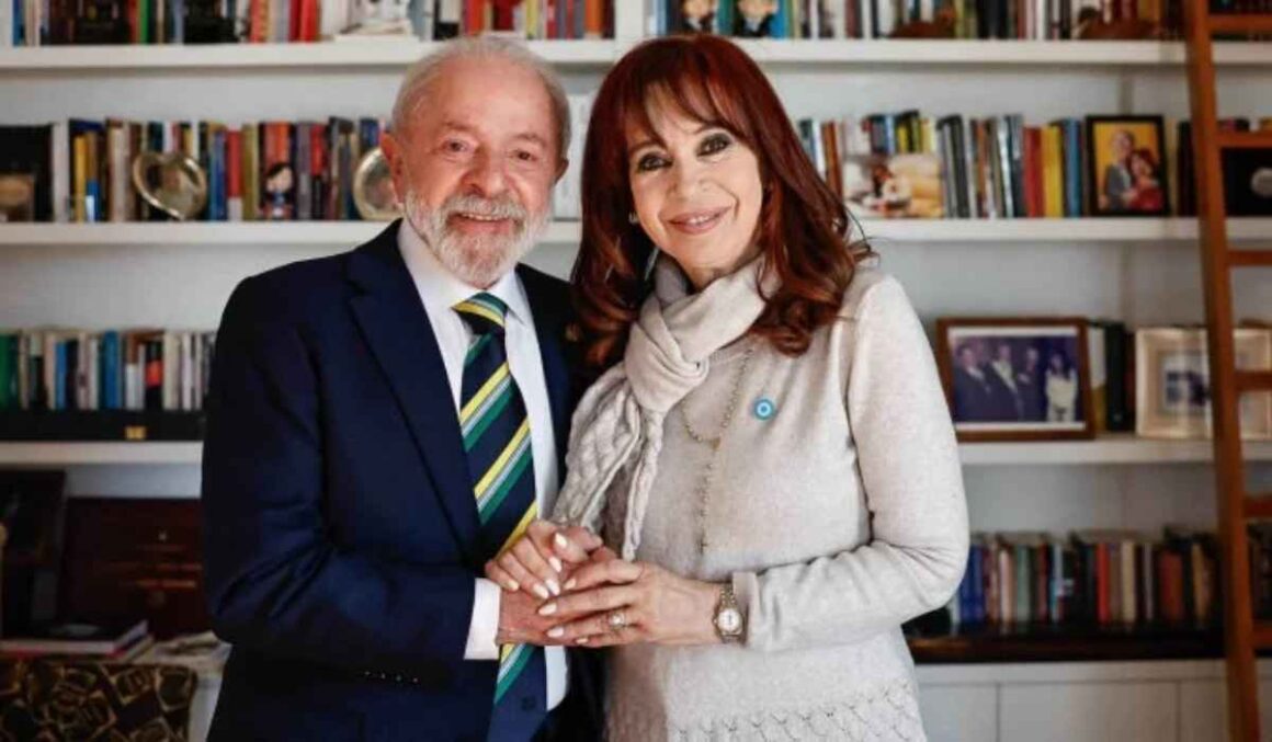 Em prisão domiciliar, Cristina Kirchner recebe visita de Lula na Argentina