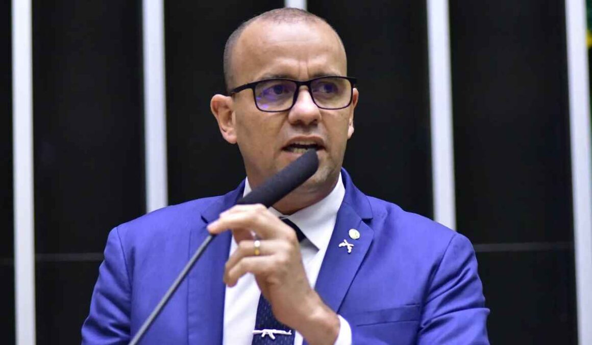 Projeto que permite que agentes comprem seis fuzis para uso pessoal avança