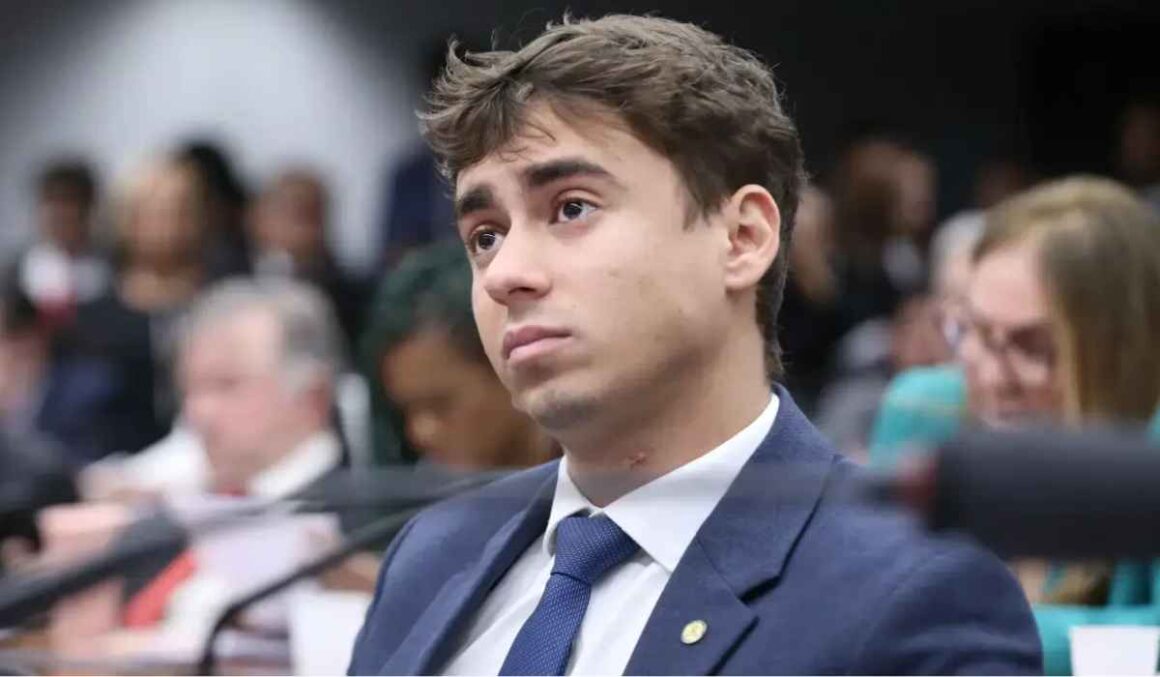 Nikolas confirma que contratou designer de sobrancelha para o gabinete dele