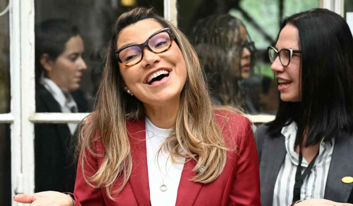Janja reage a pergunta de jornalistas sobre tarifas de Trump: ‘vira-latas’
