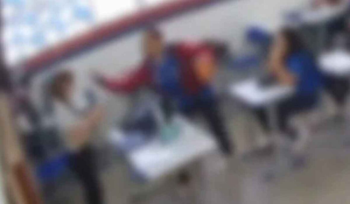 VÍDEO: Aluno dá tapa na cara de professora após chegar atrasado
