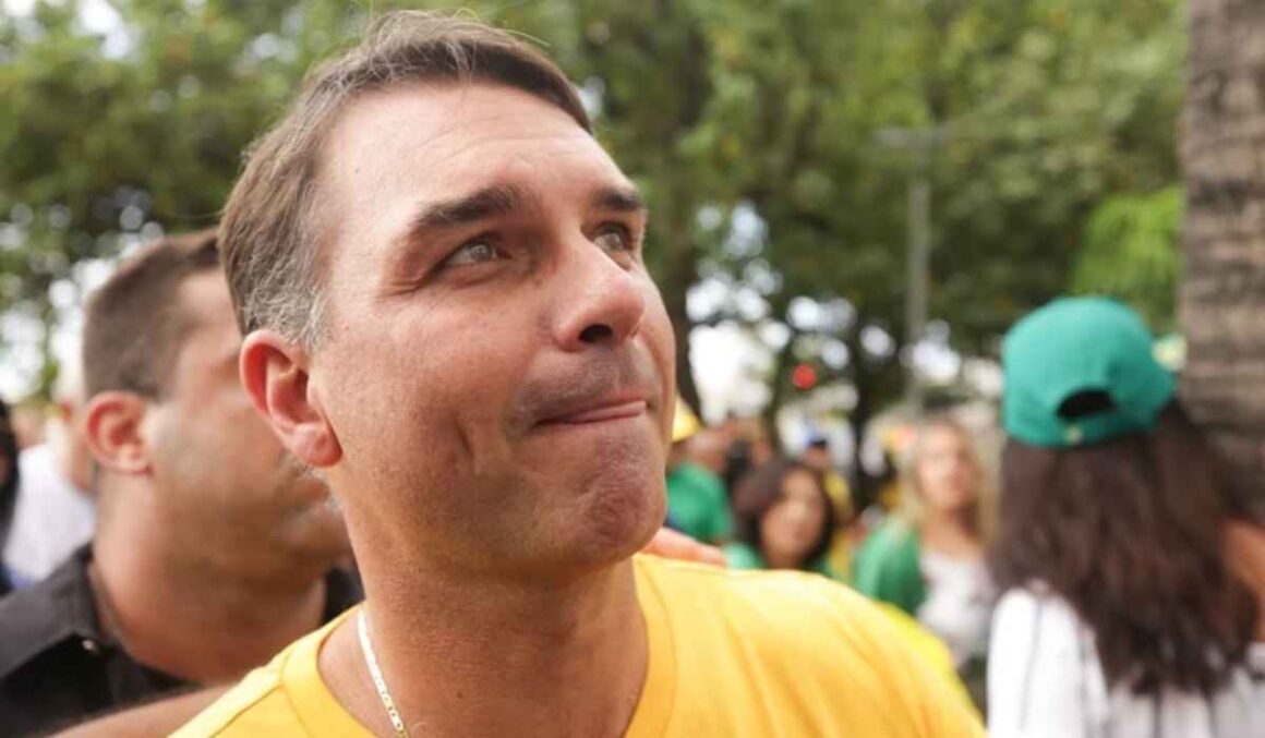 Flávio Bolsonaro afirma que anistia total é 1º passo para fim das taxas