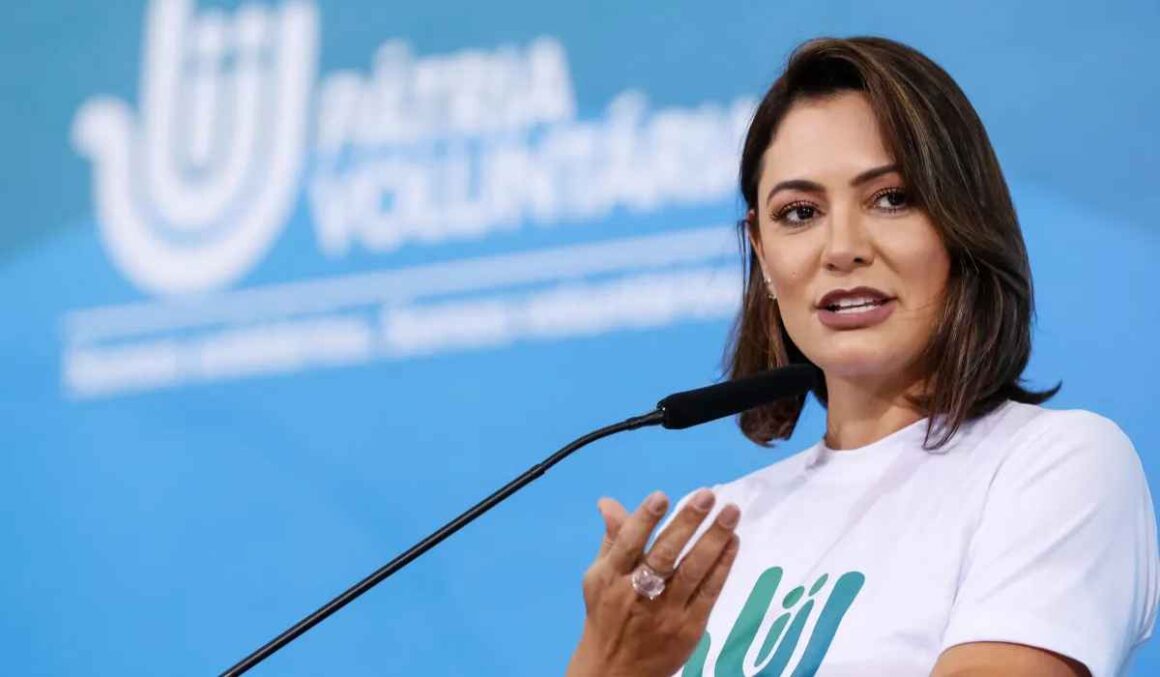 Michelle Bolsonaro pede que Lula "baixe as armas" diante de tarifas de Trump