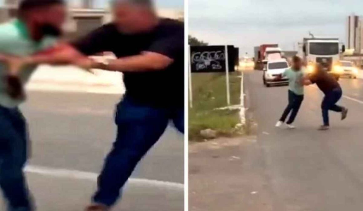 Imagens Fortes: após batida, motoristas se esfaqueiam no meio do trânsito