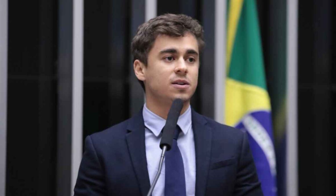 Nikolas Ferreira protocola pedido de impeachment contra Lula por crise com os EUA