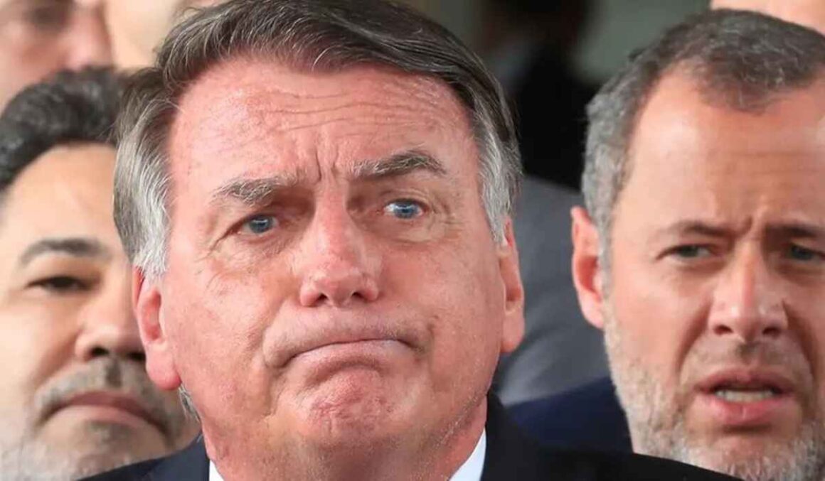 Jair Bolsonaro é alvo de mandado de buscas da PF