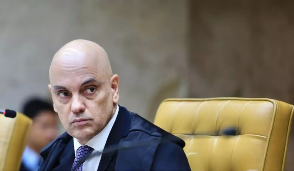 Moraes afirma que Eduardo Bolsonaro intensificou condutas ilícitas após medidas contra Bolsonaro