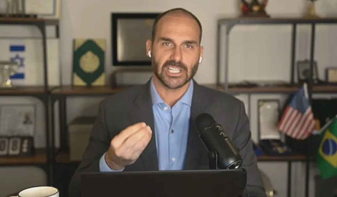 Eduardo Bolsonaro diz que "não trabalha sozinho" e ameaça Moraes: "Visto foi só o começo"