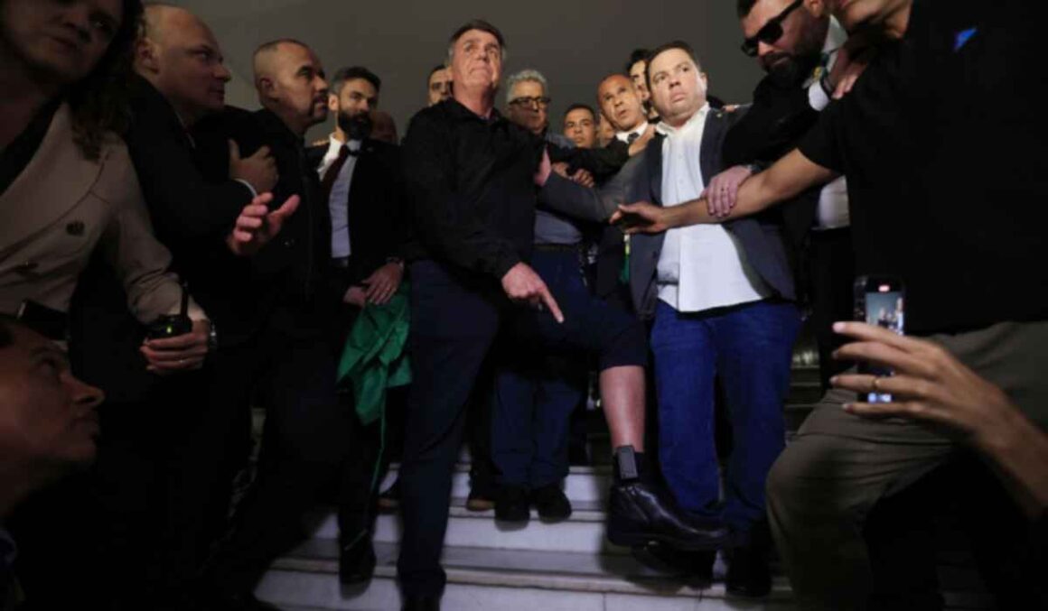 Moraes dá 24h para que Bolsonaro explique descumprimento de medidas