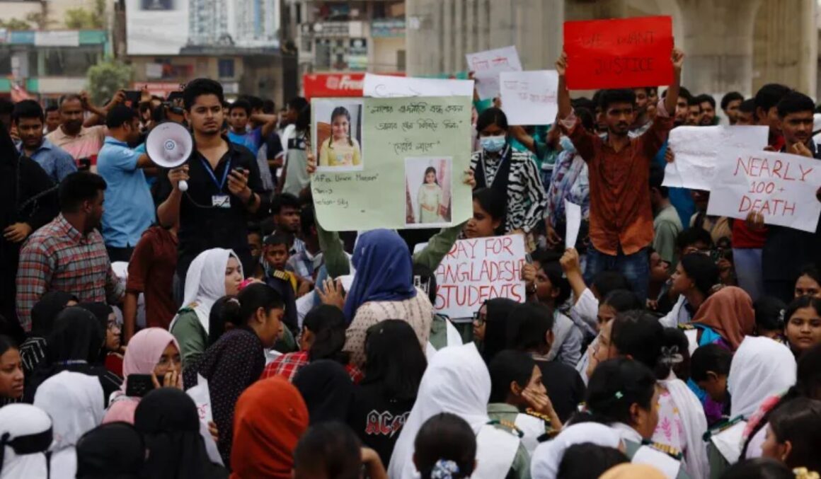 Estudantes de Bangladesh exigem responsabilização após acidente fatal com avião da Força Aérea