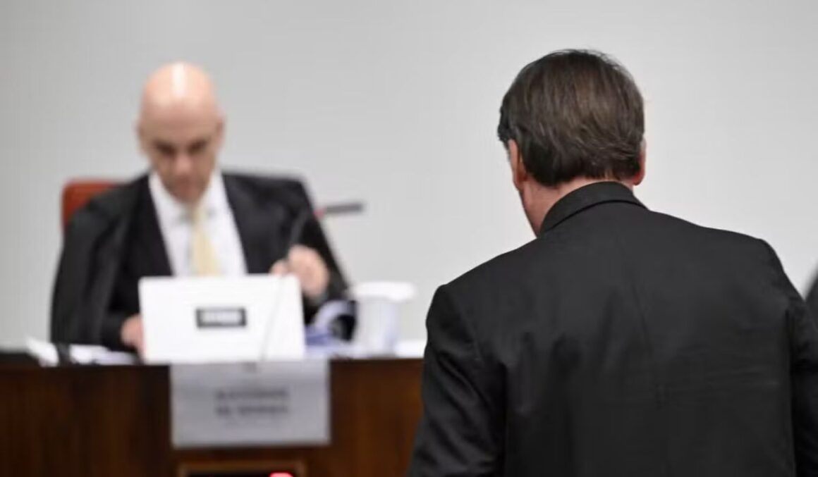 Moraes afirma que Bolsonaro cometeu “irregularidade isolada” e nega prisão preventiva