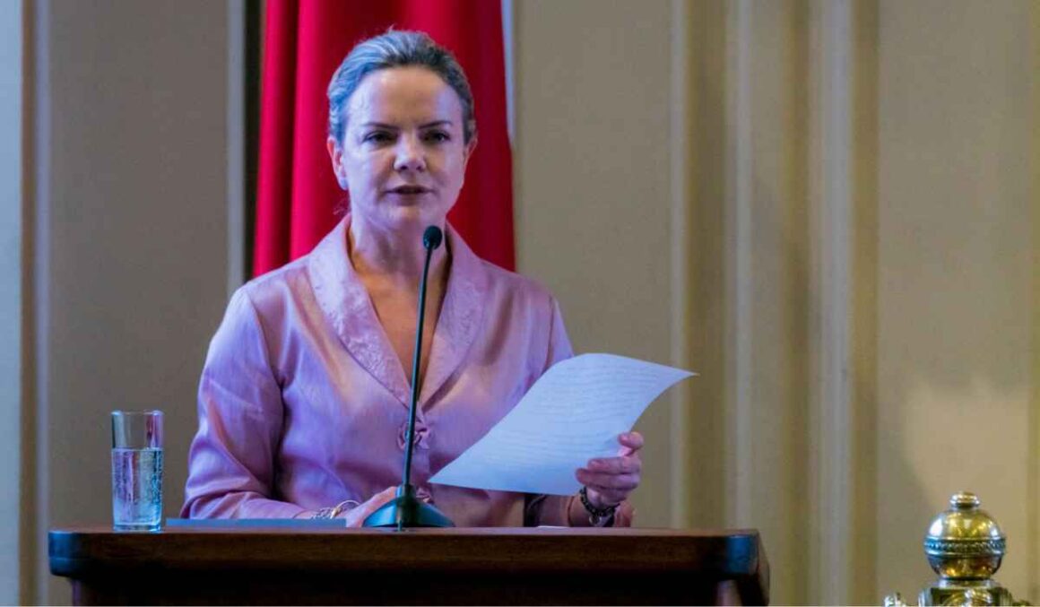 Gleisi reage à ameaça de Eduardo a Motta e Alcolumbre: "Traidor da pátria"