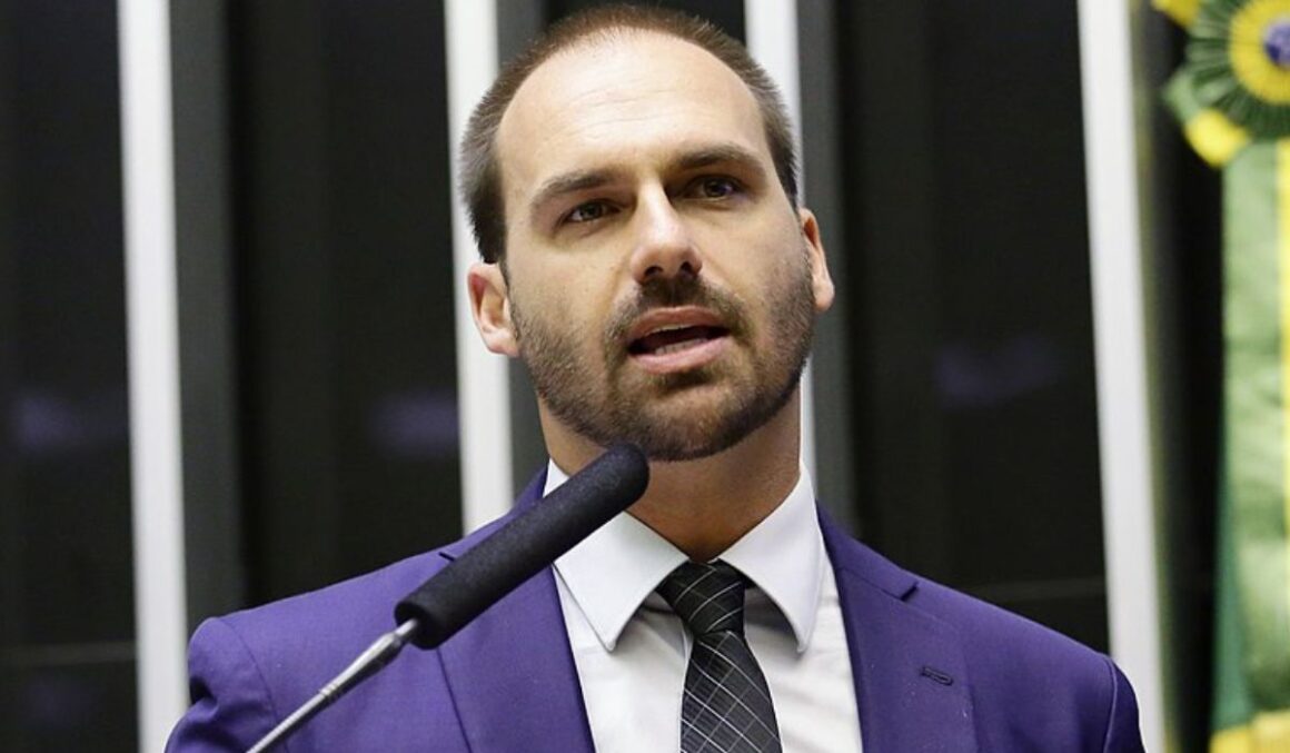 Eduardo Bolsonaro diz trabalhar para bloquear diálogo sobre tarifaço entre Brasil e EUA