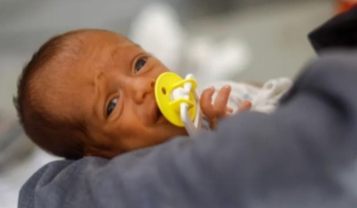 Bebês em Gaza enfrentam fome severa com bloqueio israelense à fórmula infantil