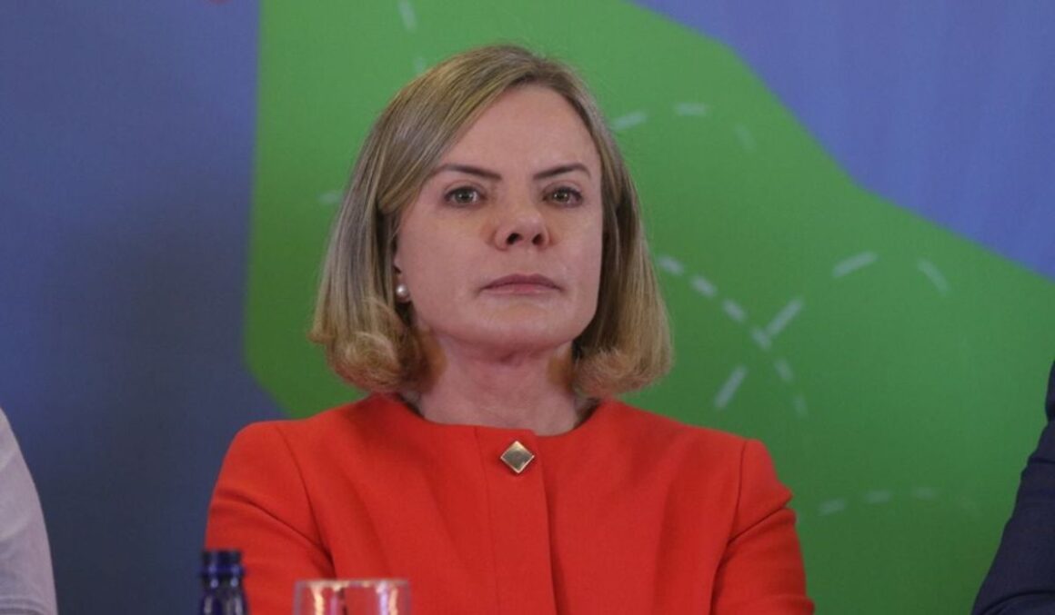 Gleisi Hoffmann "O Bolsa Família mostra que política social bem feita muda vidas de verdade!", após redução de dependentes