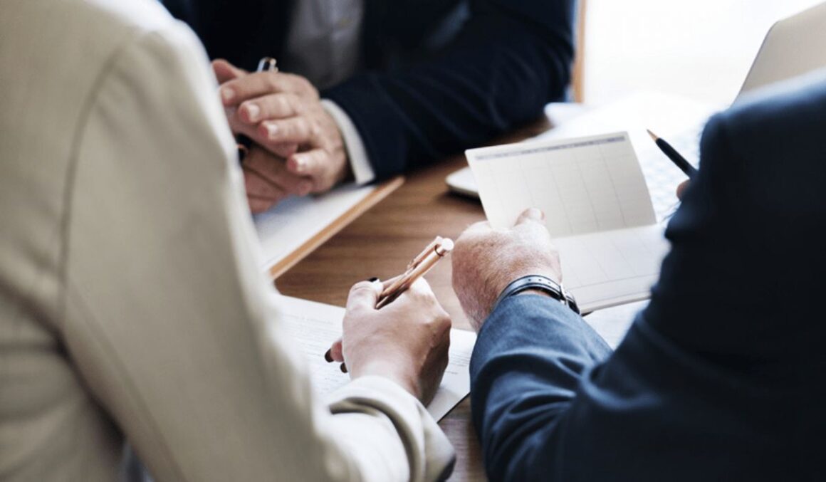 TJ/SC anula contrato por empresa prestar serviços jurídicos sem advogado