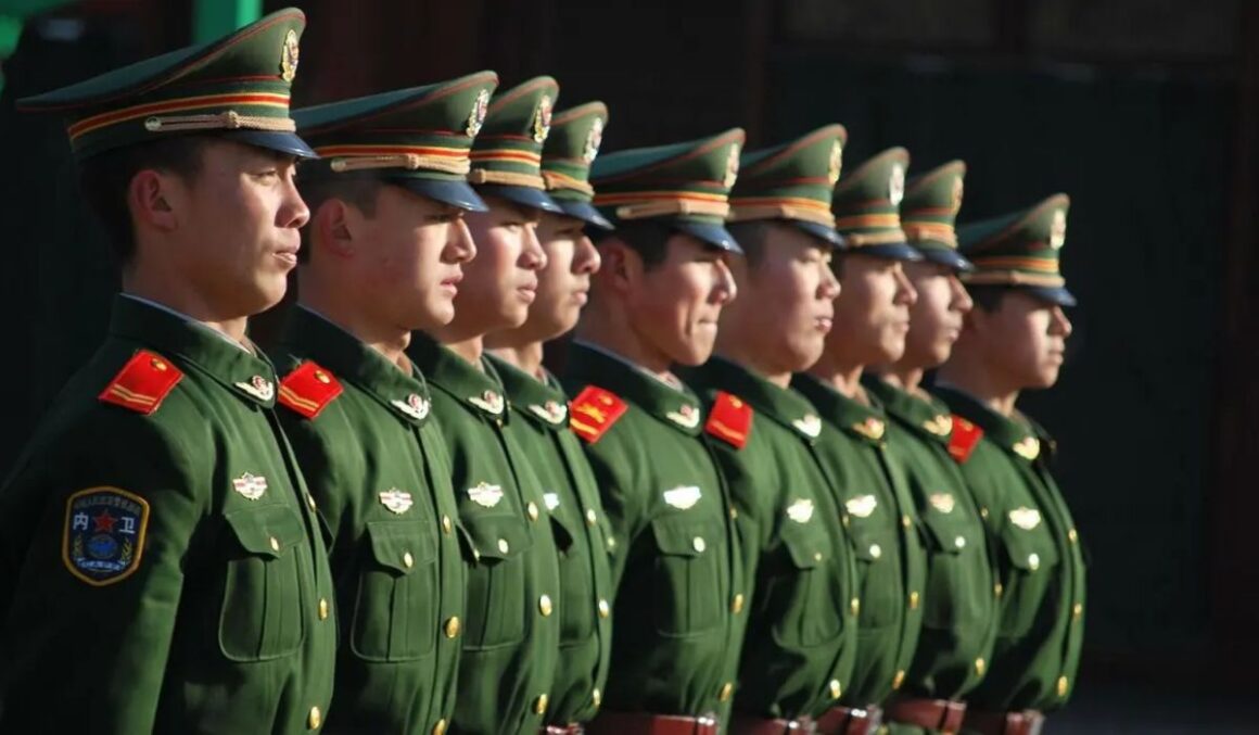 O general Miao Hua, uma das figuras mais influentes do Exército de Libertação Popular (ELP), da China, e responsável por supervisionar a lealdade política dos militares, foi oficialmente removido da Comissão Militar Central (CMC), principal órgão de decisão das Forças Armadas. As informações são da rede Bloomberg. A Comissão Militar Central, composta por seis membros e liderada por Xi Jinping, é uma das instituições mais poderosas do país. Além do presidente, o grupo inclui dois vice-presidentes e três membros, entre eles Miao, que era considerado próximo do líder chinês. Sua saída marca mais um capítulo da ampla investigação anticorrupção que vem atingindo as forças armadas desde o ano passado. Desde o início da ofensiva anticorrupção, o governo chinês já afastou mais de uma dezena de oficiais de alto escalão, incluindo os dois últimos ministros da Defesa. A operação, que mira supostos desvios em contratos de equipamentos militares desde 2017, também atingiu a Força de Foguetes, responsável pelo arsenal nuclear da China. Miao já havia sido suspenso da CMC em 2023, quando foi colocado sob investigação por “graves violações de disciplina”, um eufemismo usado frequentemente pelo Partido Comunista Chinês (PCC) para indicar envolvimento em casos de corrupção. Em abril deste ano, ele também foi expulso do Parlamento chinês, sem que qualquer justificativa pública fosse apresentada. A remoção oficial do general acontece em um momento em que Xi Jinping tenta reforçar o controle ideológico sobre o ELP, em meio a tensões geopolíticas e à necessidade de consolidar poder interno. A CMC ainda não indicou quem assumirá a função ocupada por Miao.