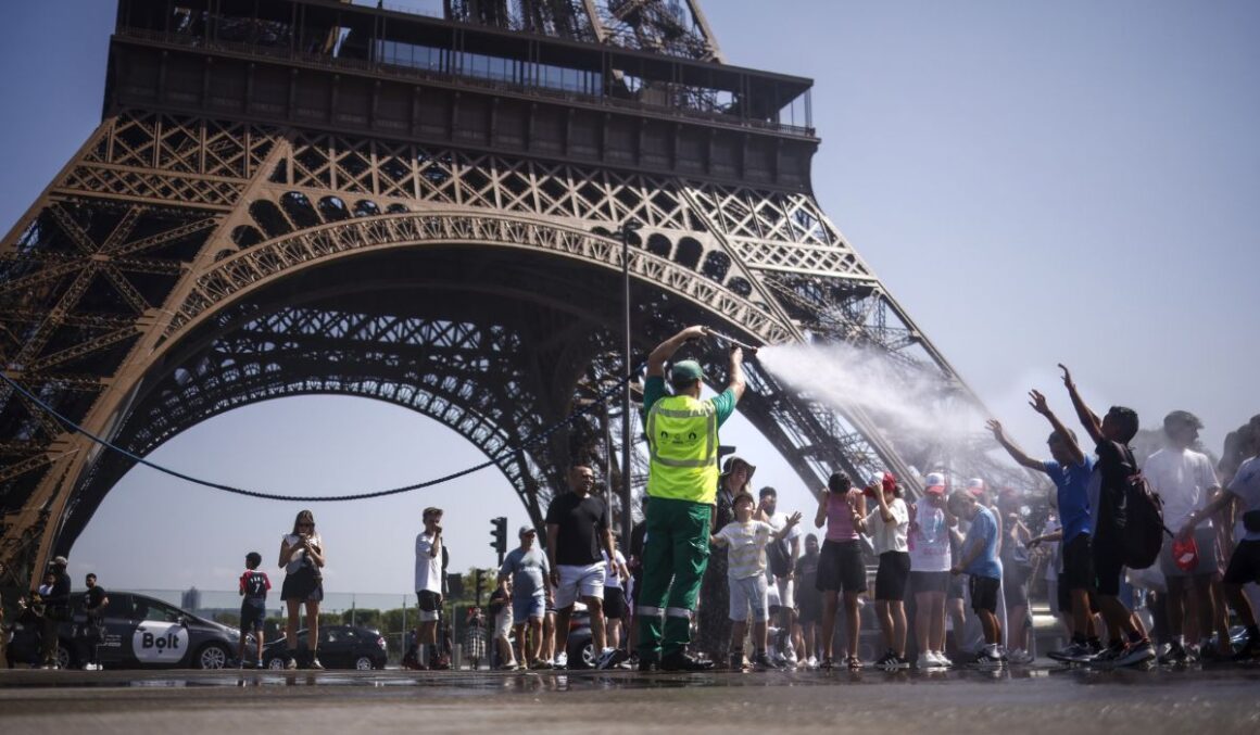 Europa a ferver: calor extremo causa mortes, suspende aulas e fecha Torre Eiffel