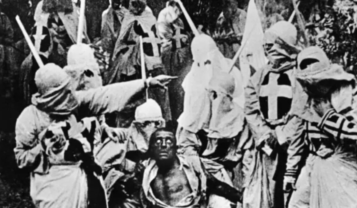 KU KLUX KLAN (KKK) organização supremacista branca, extremista cristã e de extrema-direita que surgiu nos EUA