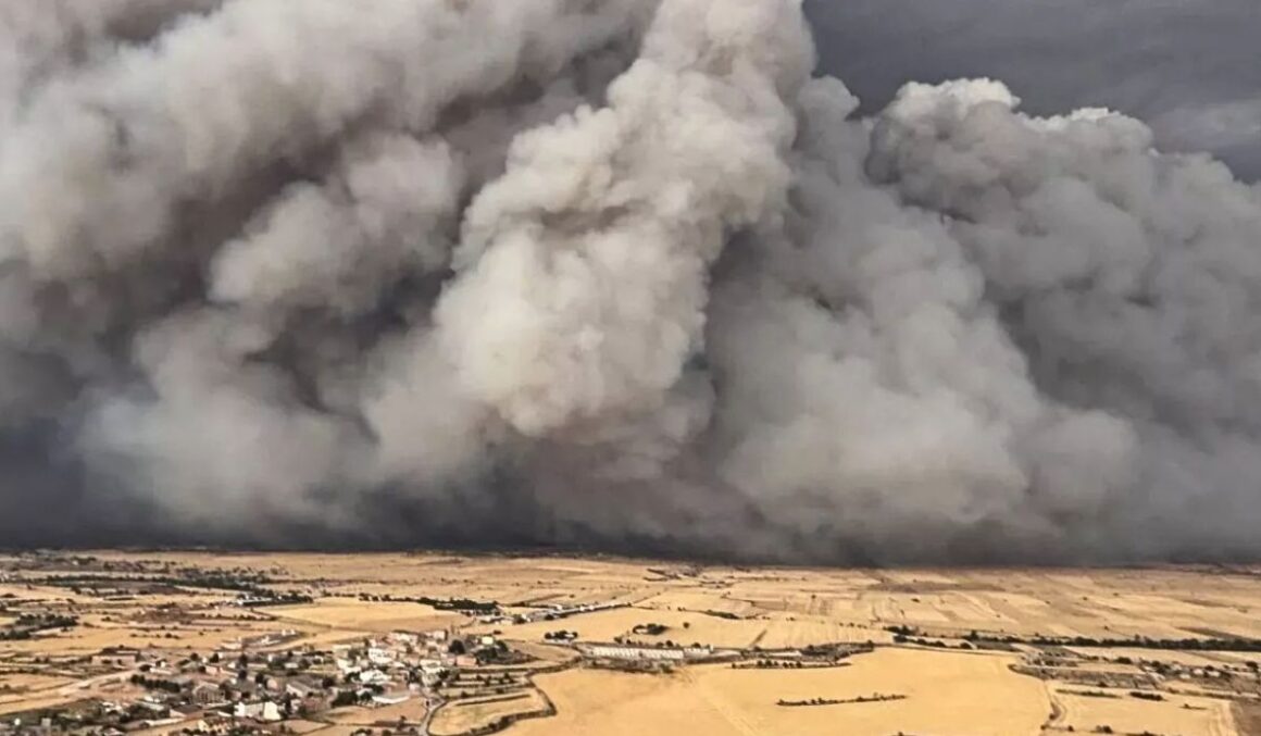 Primeiro Grande Incêndio do Verão na Espanha Deixa 2 Mortos e Gera Nuvem Gigante Semelhante a Erupção Vulcânica