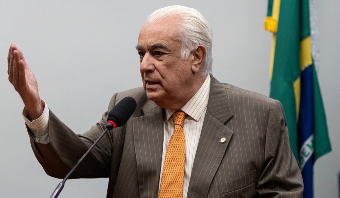 Sob pressão da bancada, presidente do PL expulsa deputado após crítica a Trump e elogios a Moraes