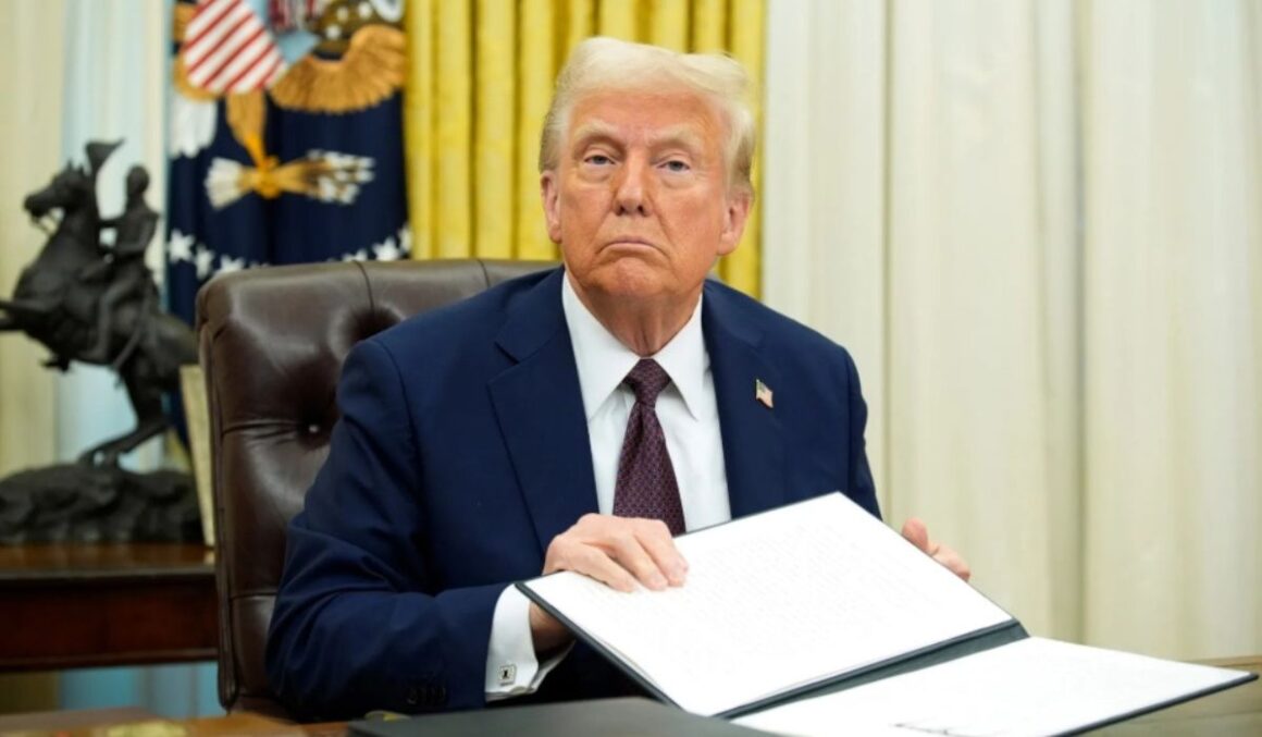 Trump critica o STF e o julgamento de Bolsonaro, e anuncia tarifa de 50% sobre exportações brasileiras.