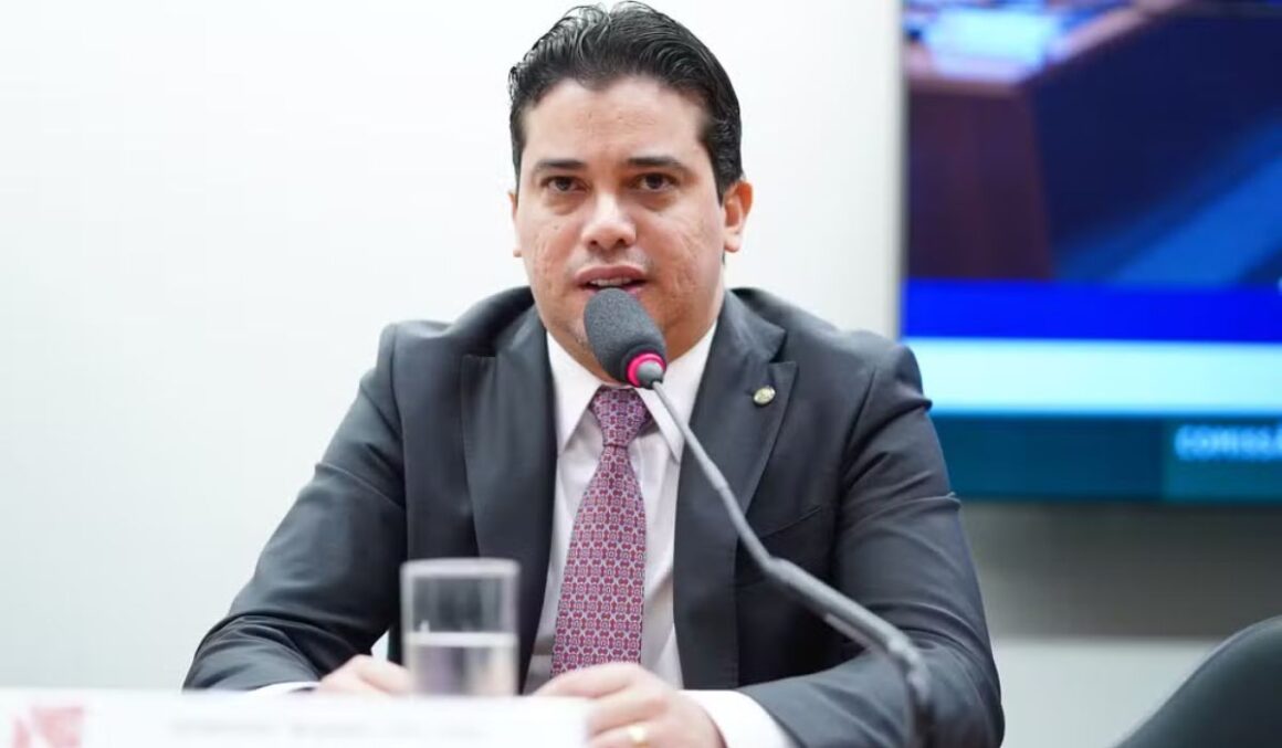 Deputado Júnior Mano é alvo da PF em operação contra fraudes com verbas parlamentares no CE