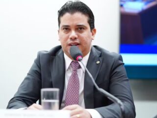 Deputado Júnior Mano é alvo da PF em operação contra fraudes com verbas parlamentares no CE
