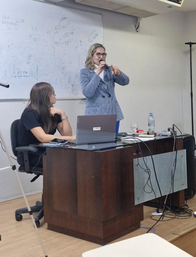 Advogada Luciana Portela ministra aula sobre Imersão em Linguagem Simples na OAB