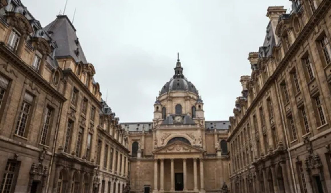 As primeiras universidades da história da humanidade surgiram na Idade Média, especificamente no século XI