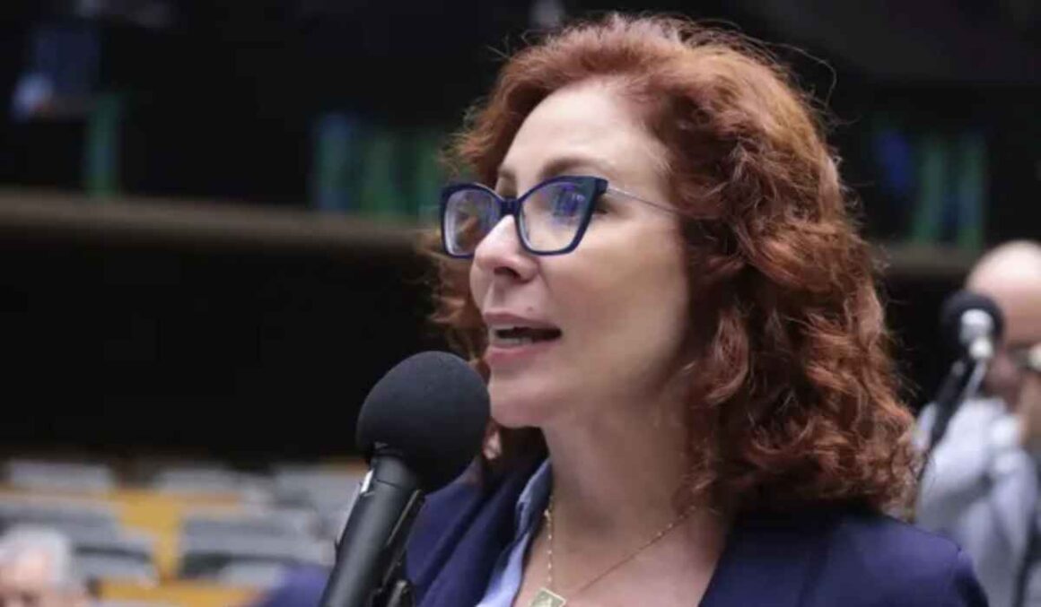 Carla Zambelli vai permanecer presa na Itália