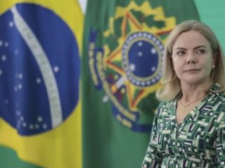 Gleisi Hoffmann acusa Bolsonaro de prejudicar economia e trava pauta no Congresso