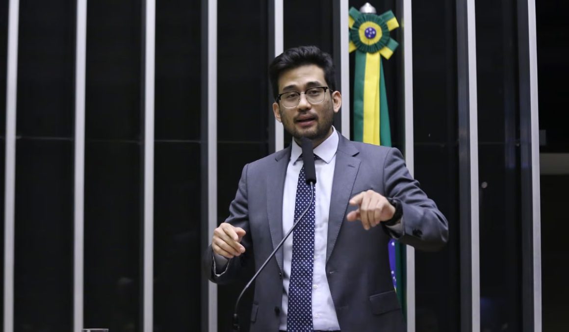 Kim Kataguiri dispara crítica ácida a Eduardo Bolsonaro e inflama bolsonaristas