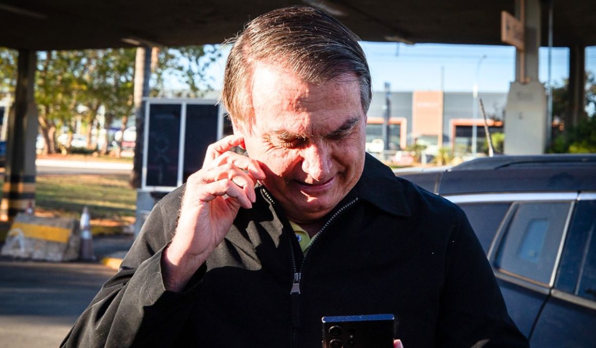 PF diz que Bolsonaro burlou ordem do STF ao compartilhar mais de 300 vídeos mesmo proibido de usar redes sociais