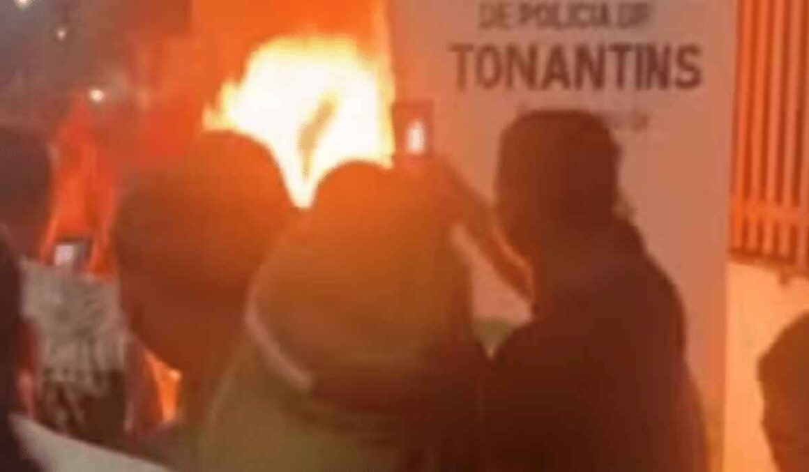 VÍDEO: população invade delegacia e queima suspeito vivo após feminicídio